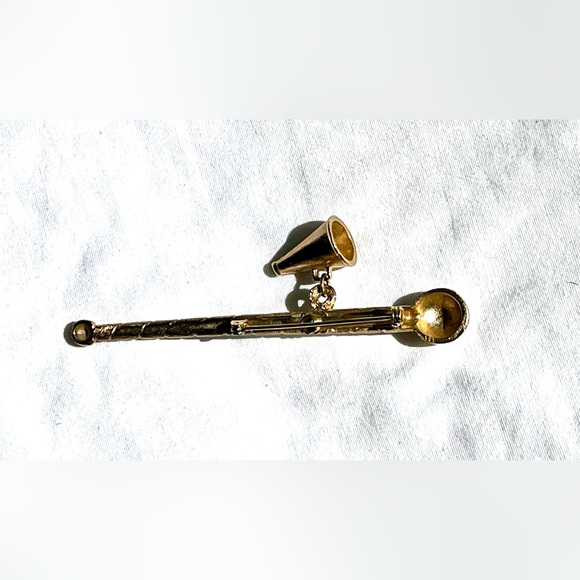 Vintage gold tone baton/megaphone brooch - Picture 5 of 8